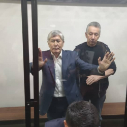 ВИДЕО - Атамбаев снова пинал стекло кабины в суде. Его вывели из помещения