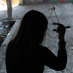 Он эки жаштагы өспүрүм асынып каза болду