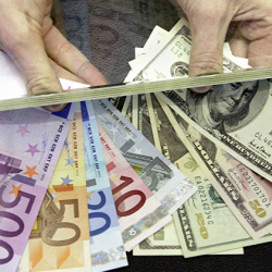 Как доллары и евро попадают в Кыргызстан и куда пропадают, рассказали в Нацбанке