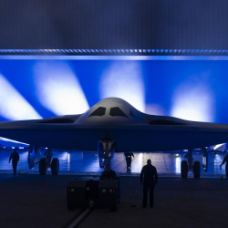 АКШ акыркы үлгүдөгү стратегиялык бомбалагычты көрсөттү