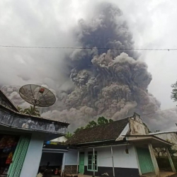 ВИДЕО - Индонезия: Жанар тоонун атылышынан улам 2 миңдей киши эвакуацияланды