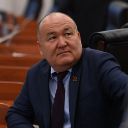 ВИДЕО - Депутат: Башкы прокуратурада иштеш үчүн жакшы костюм, жакшы көйнөк  болсо болду экен