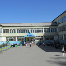 Бишкектеги №4 мектеп бомба бар деген маалыматтан улам эвакуацияланды