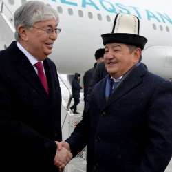 Акылбек Жапаров встретил Касым-Жомарта Токаева в аэропорту 