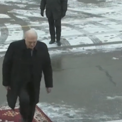 «Мерседес начар от алып жатат». Лукашенко ЕАЭБ лидерлеринин жолугушуусу үчүн конгресс-холлго жөө келди