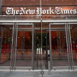 New York Times гезитинин журналисттери иш таштады