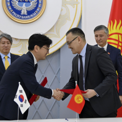 ФОТО - Оборудование на $200 тысяч подарила Жогорку Кенешу Южная Корея