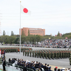 Японцы обвинили своего премьера в развязывании войны против народа