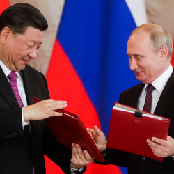 Си Цзиньпин Орусия менен экономикалык алаканы бекемдөөнү тапшырды