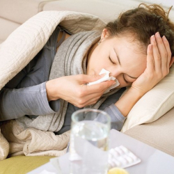 Инфекционист сасык тумоонун белгилери менен эмне кылуу керектигин айтты