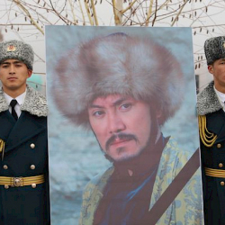 Оору менен алышып жаткан учурда да театрда эмгектенди. Азиз Мурадиллаевге жазылган некролог