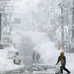 ВИДЕО - Японияда калыңдыгы 2 метрге жеткен кар жаады