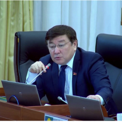 Кумтөрдү тескейби? Умбет Кыдыралиев аттан түшсө да ээрден ообойт...