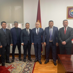 Элчи Өмүрбек Текебаев Нарын облусунун ɵкʏлдɵрʏ менен жолукту