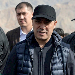 Президент чек арадагы Ак-Сай жана Капчыгай айылдарындагы үйлөрдүн курулушу менен таанышты