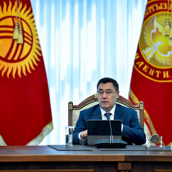 Президент: Тажикстан менен чек ара маселесин тынчтык жолу аркылуу чечүүгө болгон аракетти жумшоодобуз