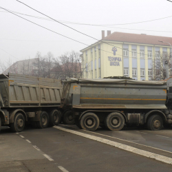 Косово Сербия менен чек арадагы өткөөлүн жапты