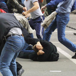 Токмокто массалык мушташ учурунда өспүрүмдөр бычакталган. Шектүү кармалды