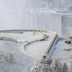 АКШдагы кар бороонунан улам Ниагара шаркыратмасы тоңуп калды