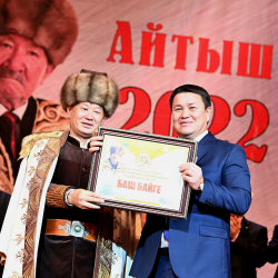 Талант Мамытов Ашыраалы Айталиевдин 95 жылдыгына арналган айтыштын жеңүүчүлөрүнө байгелерди тапшырды