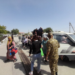 Баткен шаарынын тургуну: Келсем балдарымды алып кетишиптир...