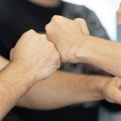 Түнкү клубдагы мушташка катышкан бажы кызматкерлери кызматтан алынат