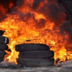 ВИДЕО – Для разморозки труб в Майлуу-Суу спасатели жгут покрышки