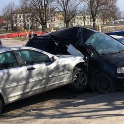 ВИДЕО - В Москве водитель Mercedes протаранил пять авто и скрылся