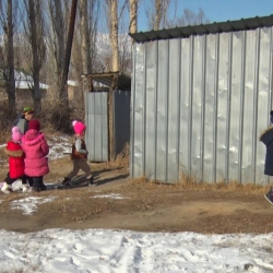 ФОТО - В Жумгале в детском саду нет туалета — дети ходят в мороз на улицу