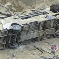 Автобус оодарылып, 24 адам каза болду