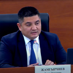 Депутат: Автобустарда борбор калаанын гана пенсионерлери акысыз жүрөт деген туура эмес