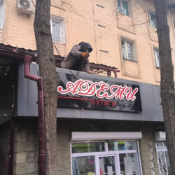 СҮРӨТ - Шаар көркүн бузган көрнөк-жарнактарды алуу уланууда