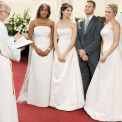 Мужчина придумал способ разбогатеть и стал многоженцем