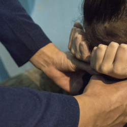 Таласта эркек киши өспүрүм кызды зордуктаган деп шектелүүдө