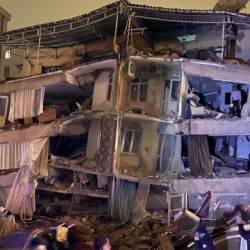 ВИДЕО - Число погибших при землетрясении в Турции достигло 76