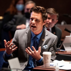 АКШ конгрессмени: Украинага жардам берүүнү токтотуу керек