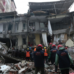 Түркиядагы зилзалада каза болгондордун саны 18 миңге чукулдады