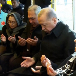 ВИДЕО - Эрдоган Түркияда жер титирөөдөн жабыркагандар менен сыйынды