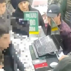 ВИДЕО - Спецназ кызматкерлери «Беш сары» соода борборуна кирип барды