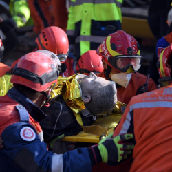 Түркияда кытайлык куткаруучулар дагы бир аман калган адамды куткарышты