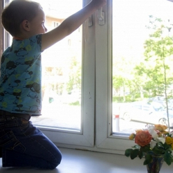 10-летний российский ребенок захотел погулять и упал с третьего этажа