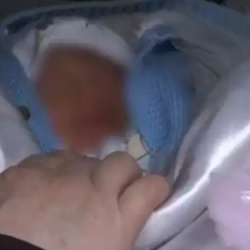 Жаңы төрөлгөн ымыркайын сатууга аракет кылган жубайлар кармалды