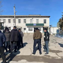 ВИДЕО - Экс-президент Алмазбек Атамбаевдин тарапташтары анын чыгышын күтүп чогулууда. Кимдер жүрөт?