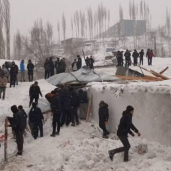 ФОТО - На жилые дома в Таджикистане сошла лавина, погибли 8 человек