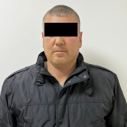 Курал-жарак сатып жүргөн. Издөөдө жүргөн эл аралык террористтик уюмдун мүчөсү кармалды