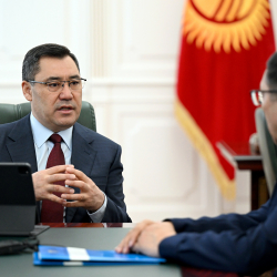 Садыр Жапаров өзгөчө кырдаалдар министри Бообек Ажикеевди кабыл алды