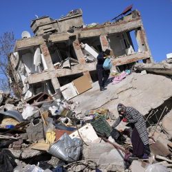 ВИДЕО - Тажикстандагы 8 баллдык жер титирөө камерага түшүп калган