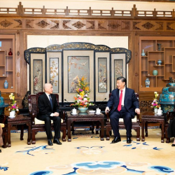 Си Цзиньпин с супругой Пэн Лиюань встретились с королем и королевой-матерью Камбоджи