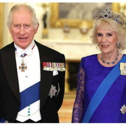 ВИДЕО - Карл III тажы кийүү аземинде эзелки салтты бузууну чечти