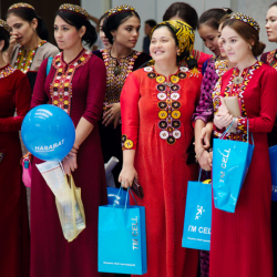 Түркмөнстанда аялдар 8-мартка карата президенттен 3 доллардан акчалай белек алышат